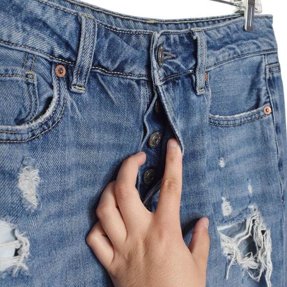 American Eagle Womens Light Wash Distressed Blow Out Knee Tomgirl Jeans‎ Size 4 - Picture 7 of 11